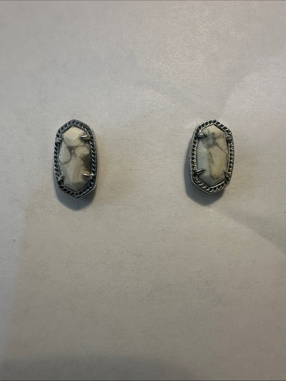 Kendra Scott Ellie Stud Earrings in Silver/Howlite